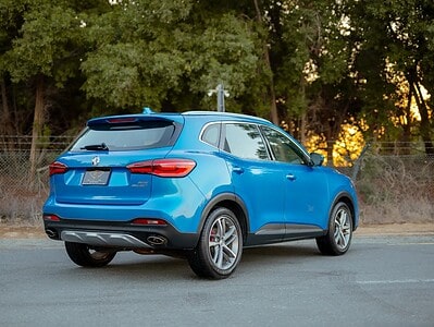 2021 MG HS Luxury 2.0L 4 Cylinder Engine GCC Specs Blue Red