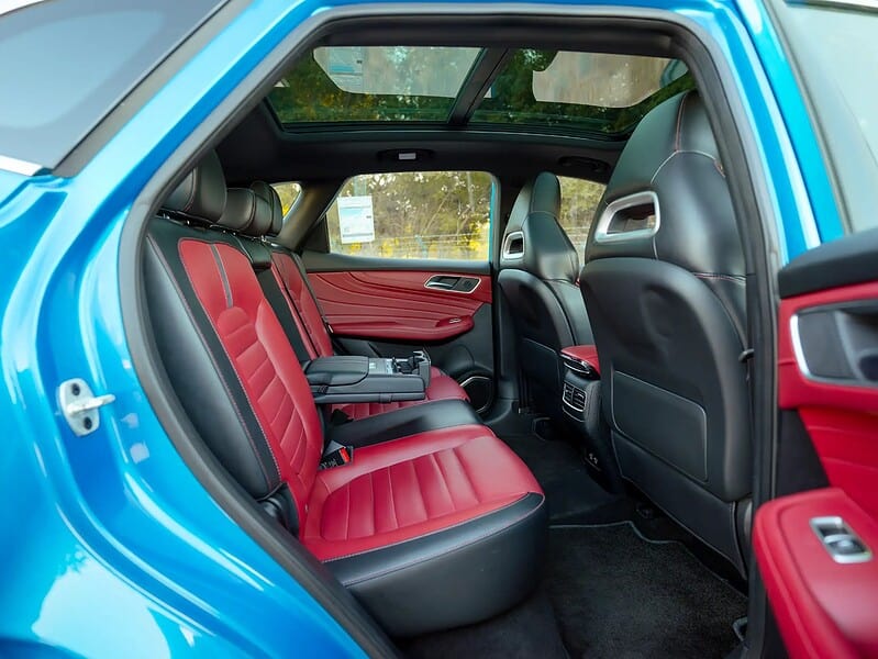 2021 MG HS Luxury 2.0L 4 Cylinder Engine GCC Specs Blue Red