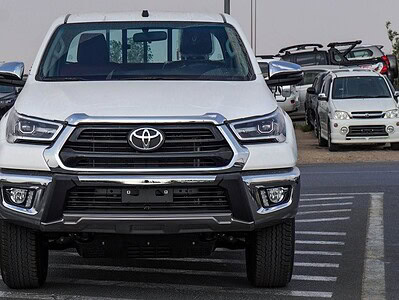 2025 Toyota Hilux GLX-S SR5 2.7L 4 Cylinder Engine GCC White Burgundy