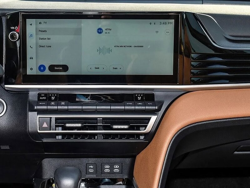 2025 Toyota Camry GREND 2.5L 4 Cylinder Engine GCC White Tan