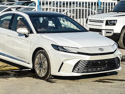 2025 Toyota Camry GREND 2.5L 4 Cylinder Engine GCC White Tan
