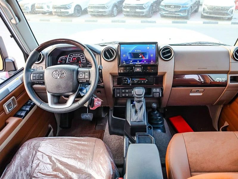 2025 Toyota Land Cruiser 70 DLX 4.0L -Door Hardtop Full Option Silver Tan