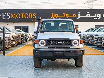 2025 Toyota Land Cruiser 70 DLX 4.0L -Door Hardtop Full Option Silver Tan