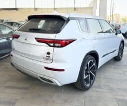 2024 Mitsubishi Outlander 2.5 litre 4 Cylinder Engine White Black