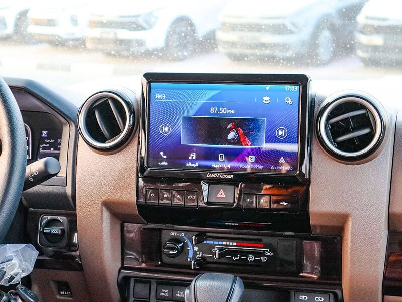 2025 Toyota Land Cruiser 70 DLX 4.0L -Door Hardtop Full Option Silver Tan