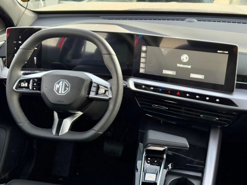 MG One Deluxe 1.5L Petrol FWD 2024 GCC Specs Red Black