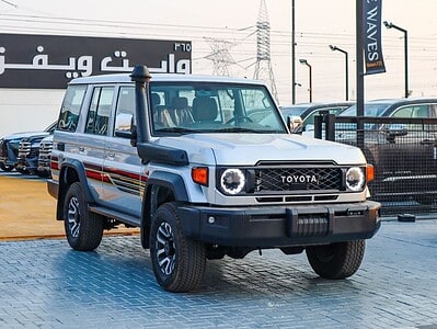 2025 Toyota Land Cruiser 70 DLX 4.0L -Door Hardtop Full Option Silver Tan