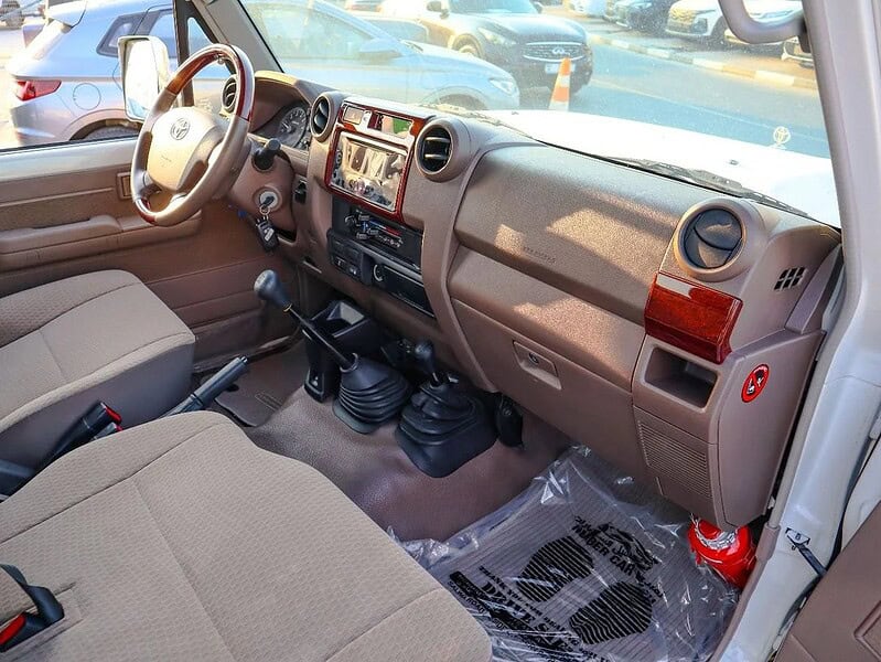 2018 Toyota Land Cruiser Pick Up Std 4.0L Single Cab GCC Specs White Beige