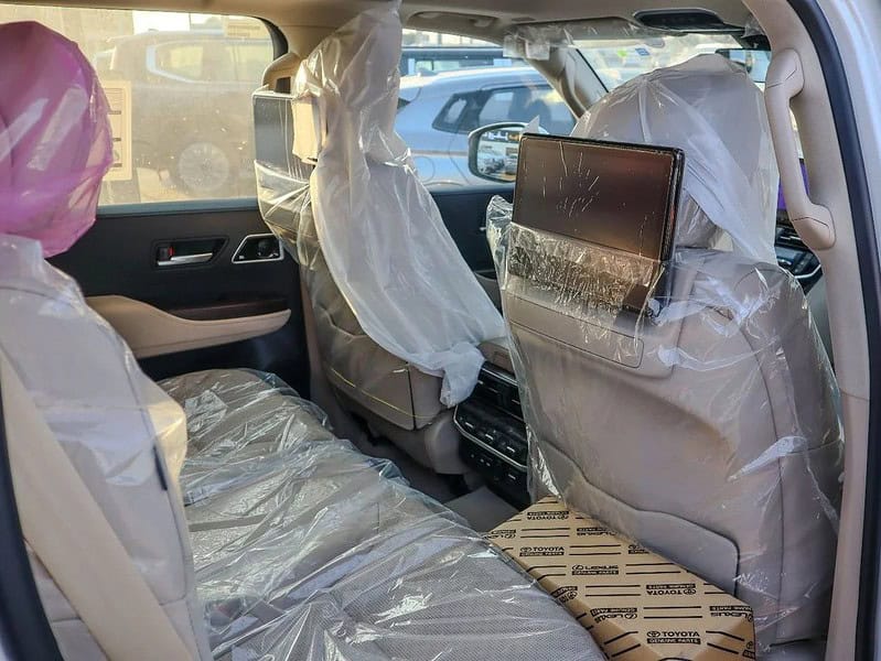 2025 Toyota Land Cruiser VXR 3.5L Twin-Turbo V6 GCC Specs White Beige