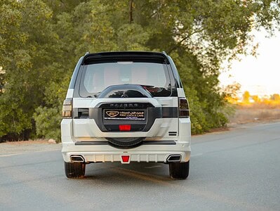 2020 Mitsubishi Pajero Signature Edition 6 Cylinder Engine GCC White Red