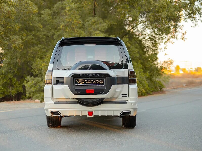 2020 Mitsubishi Pajero Signature Edition 6 Cylinder Engine GCC White Red