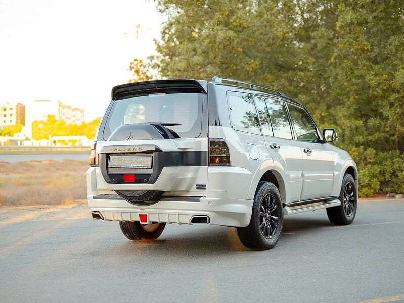 2020 Mitsubishi Pajero Signature Edition 6 Cylinder Engine GCC White Red