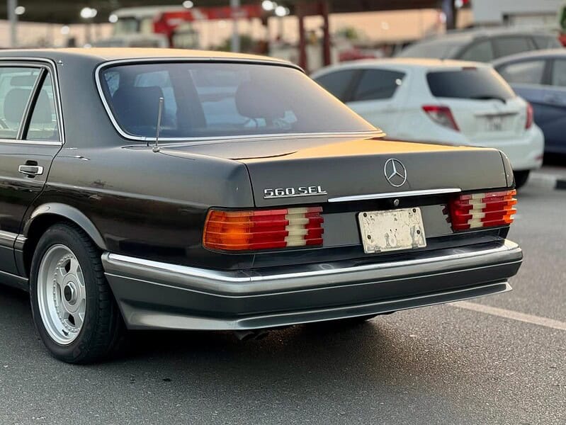 1990 Mercedes-Benz 560 SEL 5.6 liters 8 Cylinders Engine Blue Black