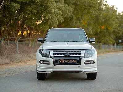 2020 Mitsubishi Pajero Signature Edition 6 Cylinder Engine GCC White Red