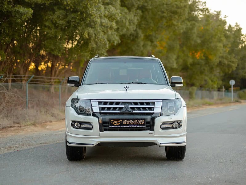 2020 Mitsubishi Pajero Signature Edition 6 Cylinder Engine GCC White Red