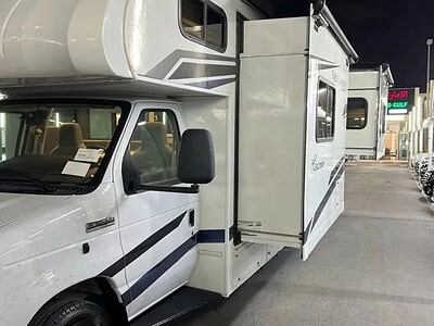 2024 Ford E 450 7.3 litre 8 Cylinders Engine Automatic White Black