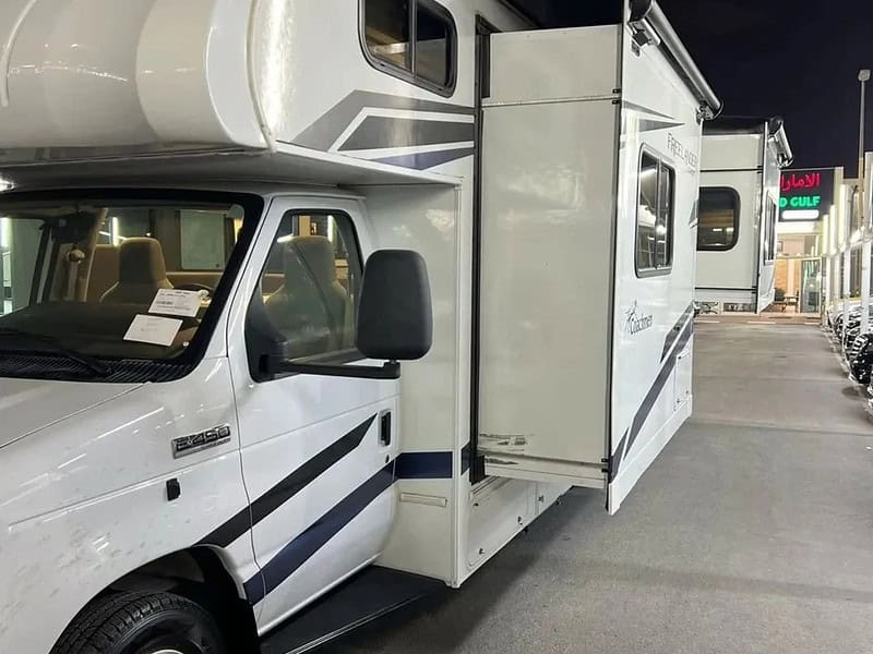 2024 Ford E 450 7.3 litre 8 Cylinders Engine Automatic White Black