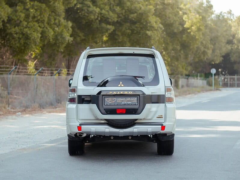 2022 Mitsubishi Pajero GLS 6 Cylinder Engine White Red GCC Specs