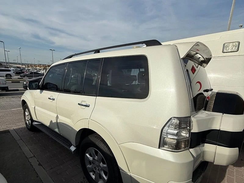 2016 Mitsubishi Pajero Std 3.5L 6 Cylinder Engine GCC Specs White Beige