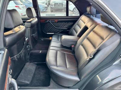 1990 Mercedes-Benz 560 SEL 5.6 liters 8 Cylinders Engine Blue Black