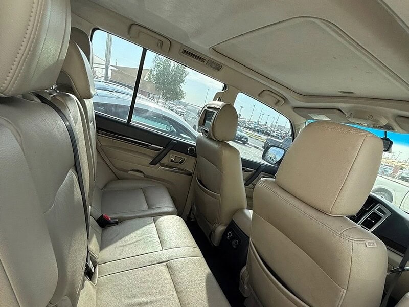 2016 Mitsubishi Pajero Std 3.5L 6 Cylinder Engine GCC Specs White Beige