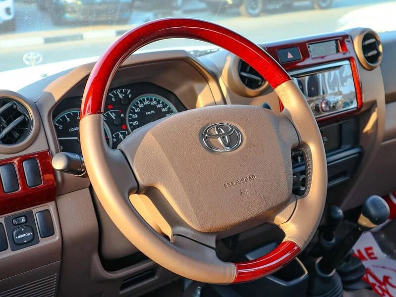 2018 Toyota Land Cruiser Pick Up Std 4.0L Single Cab GCC Specs White Beige