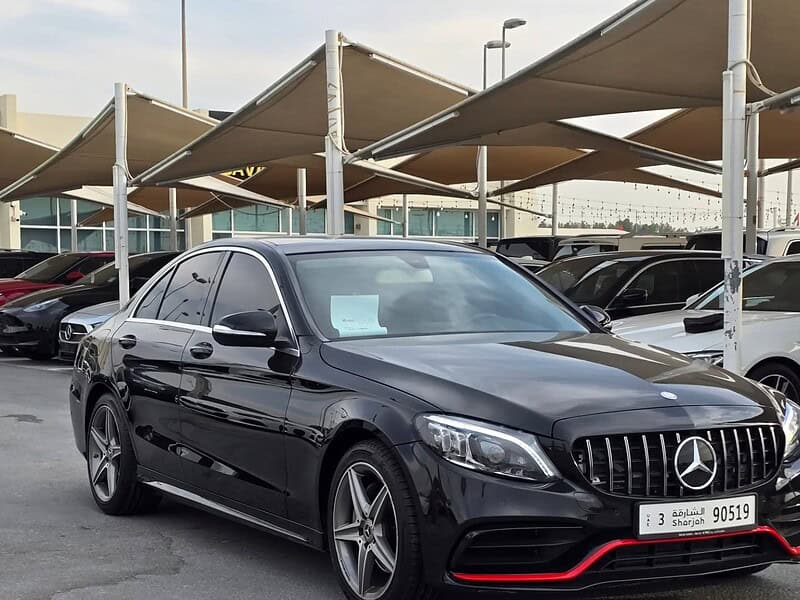 2015 Mercedes-Benz C200 2.0-liter inline 4-cylinder Black Beige