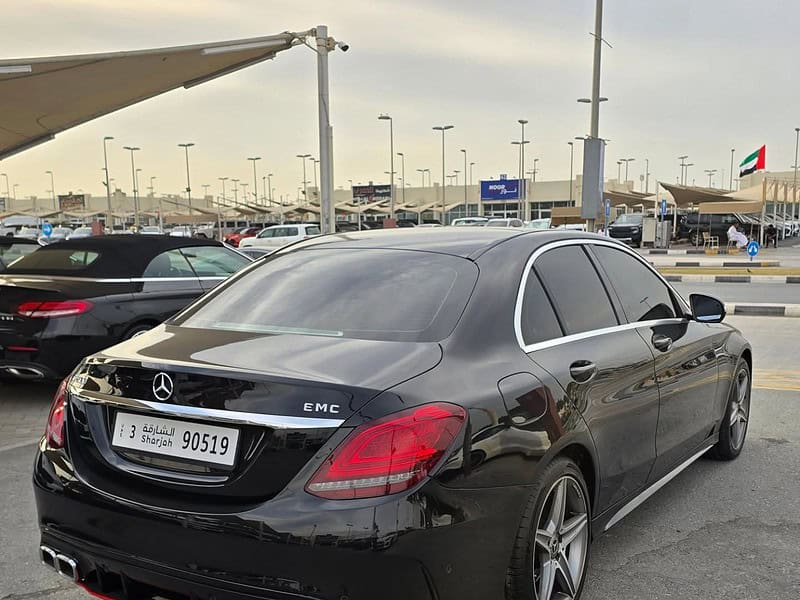 2015 Mercedes-Benz C200 2.0-liter inline 4-cylinder Black Beige