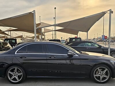 2015 Mercedes-Benz C200 2.0-liter inline 4-cylinder Black Beige