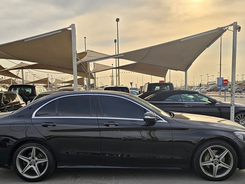 2015 Mercedes-Benz C200 2.0-liter inline 4-cylinder Black Beige