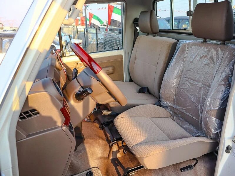 2018 Toyota Land Cruiser Pick Up Std 4.0L Single Cab GCC Specs White Beige