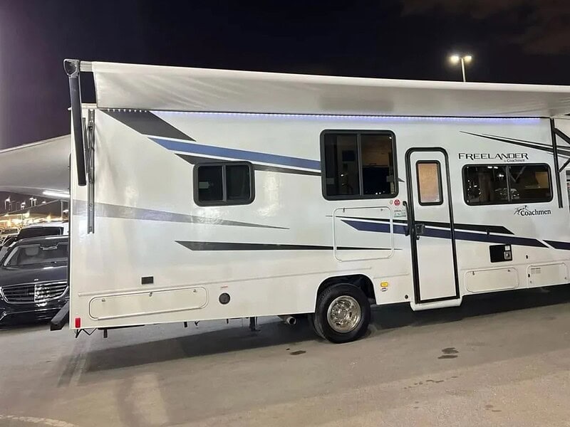 2024 Ford E 450 7.3 litre 8 Cylinders Engine Automatic White Black