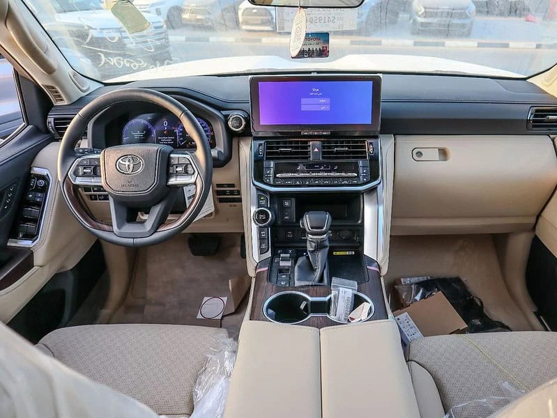2025 Toyota Land Cruiser VXR 3.5L Twin-Turbo V6 GCC Specs White Beige