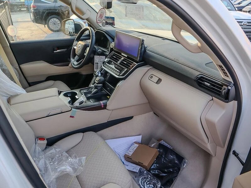 2025 Toyota Land Cruiser VXR 3.5L Twin-Turbo V6 GCC Specs White Beige
