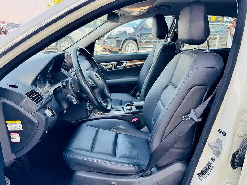 2010 Mercedes-Benz C-Class C300 6 Cylinder Engine White Black Clean Car