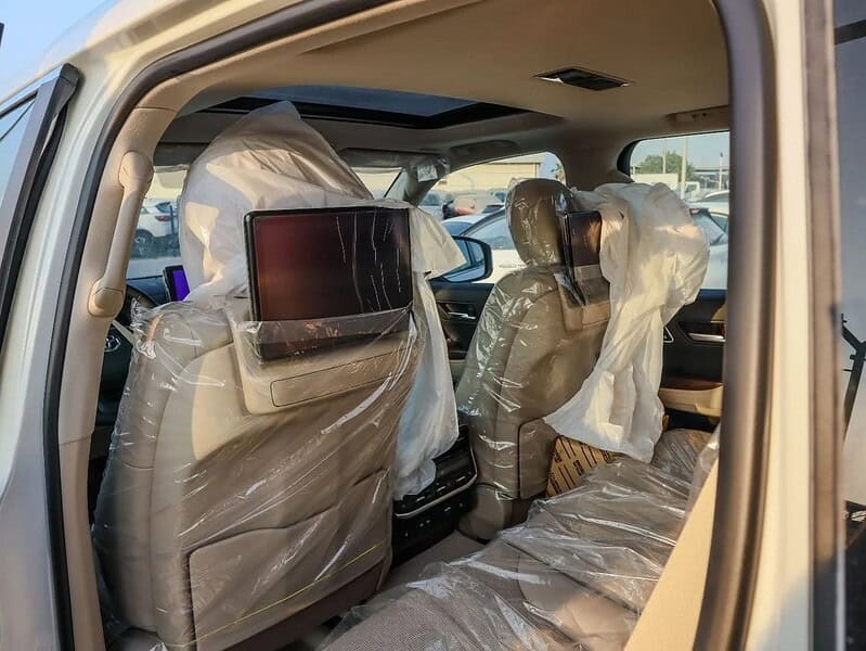 2025 Toyota Land Cruiser VXR 3.5L Twin-Turbo V6 GCC Specs White Beige