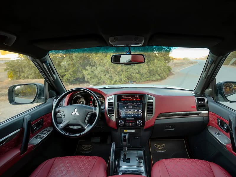 2020 Mitsubishi Pajero Signature Edition 6 Cylinder Engine GCC White Red