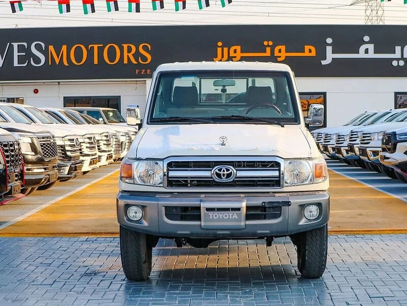 2018 Toyota Land Cruiser Pick Up Std 4.0L Single Cab GCC Specs White Beige