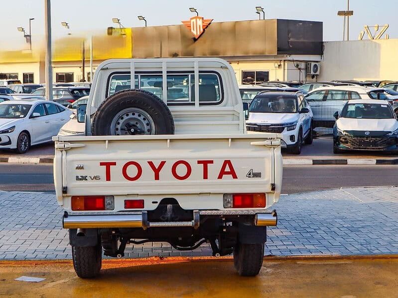 2018 Toyota Land Cruiser Pick Up Std 4.0L Single Cab GCC Specs White Beige