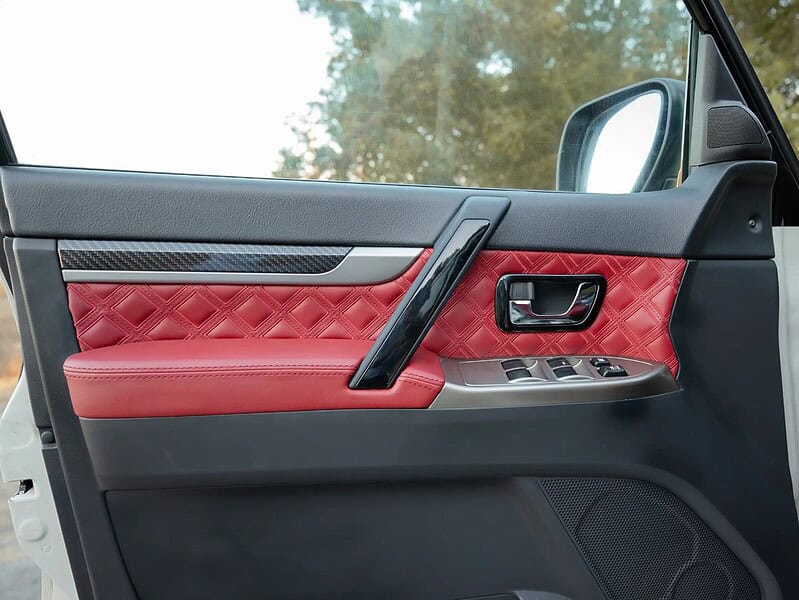 2020 Mitsubishi Pajero Signature Edition 6 Cylinder Engine GCC White Red