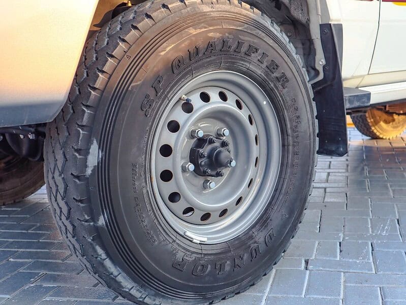 2018 Toyota Land Cruiser Pick Up Std 4.0L Single Cab GCC Specs White Beige