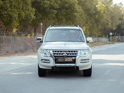 2022 Mitsubishi Pajero GLS 6 Cylinder Engine White Red GCC Specs