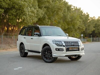 2020 Mitsubishi Pajero Signature Edition 6 Cylinder Engine GCC White Red