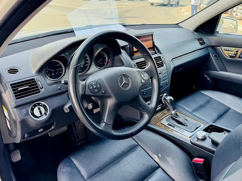 2010 Mercedes-Benz C-Class C300 6 Cylinder Engine White Black Clean Car