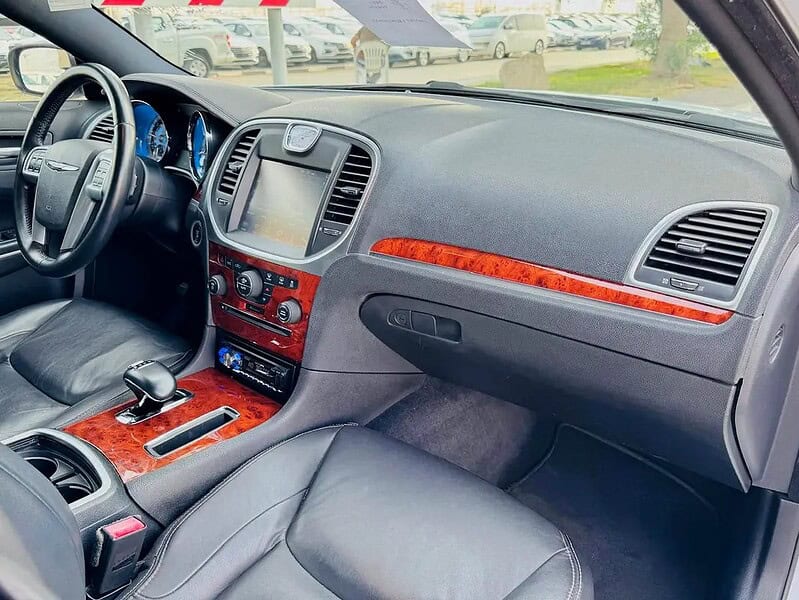 2012 Chrysler 300C Limited 6 Cylinder Engine CLEAN CAR White Black