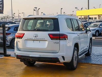 2025 Toyota Land Cruiser VXR 3.5L Twin-Turbo V6 GCC Specs White Beige