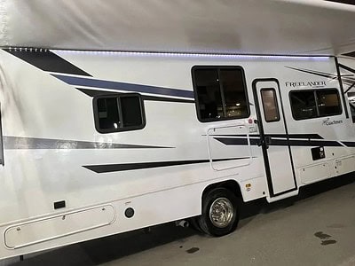 2024 Ford E 450 7.3 litre 8 Cylinders Engine Automatic White Black