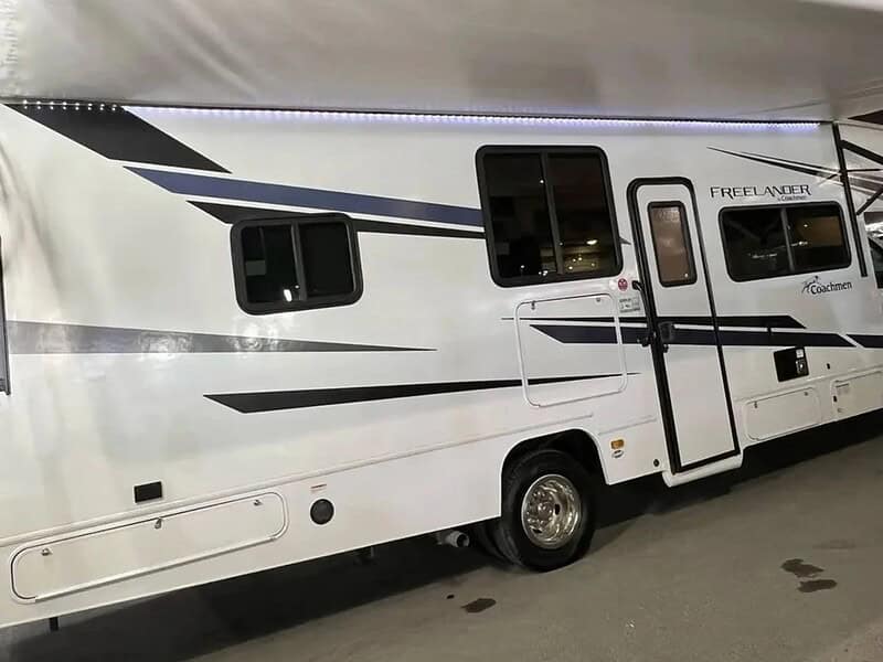 2024 Ford E 450 7.3 litre 8 Cylinders Engine Automatic White Black