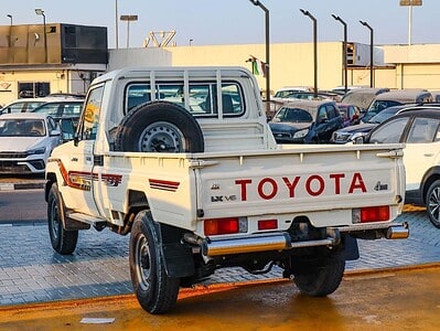 2018 Toyota Land Cruiser Pick Up Std 4.0L Single Cab GCC Specs White Beige