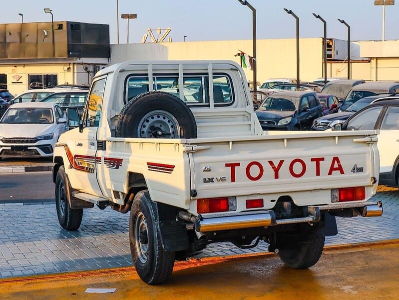2018 Toyota Land Cruiser Pick Up Std 4.0L Single Cab GCC Specs White Beige